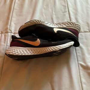 Women’s Nike running shoes in a size 9, lightly used